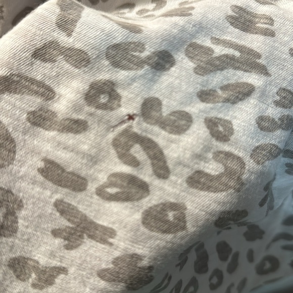 Old navy women’s XL blue leopard print top - Picture 4 of 4